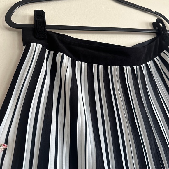 Karl Lagerfeld Elegant Black and White Striped midi Skirt - Picture 3 of 7